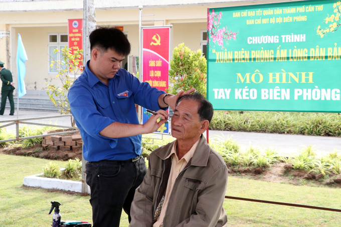 Cắt tóc miễn phí cho người dân xã Cù Lao Dung.