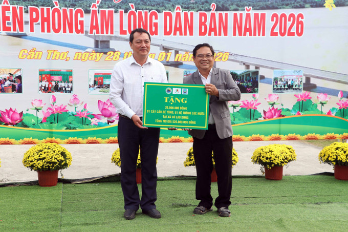 Các đơn vị đồng hành trao công trình cung cấp nước sạch và công trình xây dựng cầu nông thôn trên đia bàn xã Cù Lao Dung.