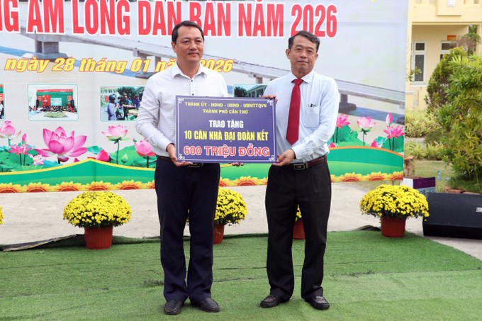 Ban tổ chức trao tặng 10 căn nhà Đại đoàn kết cho xã Cù Lao Dung.