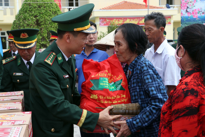 Các chiến sĩ biên phòng trao quà Tết cho người dân có hoàn cảnh khó khăn qua mô hình “Gian hàng 0 đồng dành cho người nghèo”.