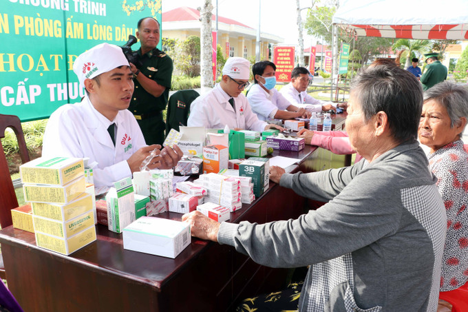 Quân y Biên phòng tổ chức khám, cấp thuốc miễn phí cho người dân tại xã Cù Lao Dung.