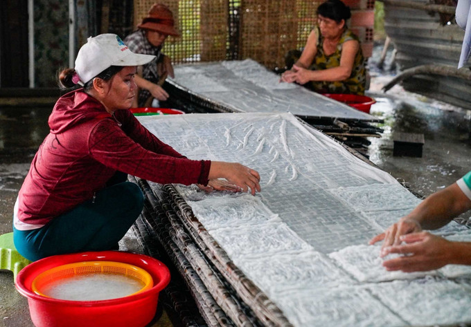 Xếp bún cẩn thận lên vỉ tre chuẩn bị đem đi phơi. banh-trang-1.jpg