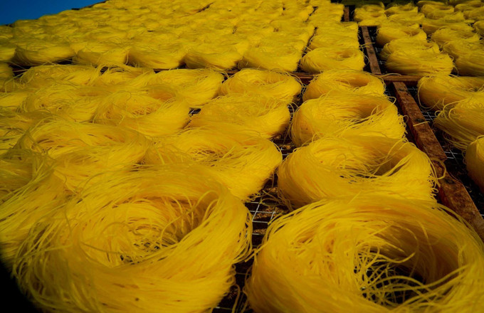 Bún, bánh tráng được rải trên khay và phơi dưới nắng. banh-trang-10.jpg