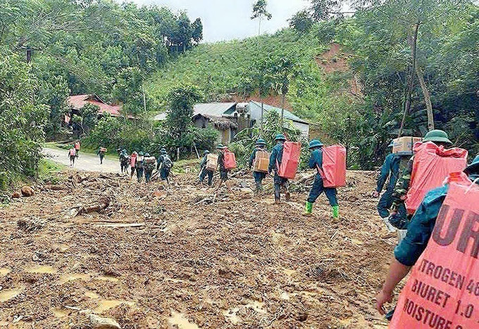 Do sạt lở không còn đường đi, nên các lực lượng phải đi bộ mất 10km băng rừng, lội suối mới vào được tới xã Yên Nhân (Thanh Hóa). Ảnh: TTXVN phát mo-duong-7.jpg