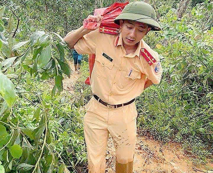 Các chiến sĩ không quản vất vả dù đi bộ băng rừng hàng tiếng đồng hồ mới vào được xã Yên Nhân, nhưng cố gắng để mang đồ ăn, nước uống vào cho người dân cô lập. Ảnh: TTXVN phát mo-duong-5.jpg