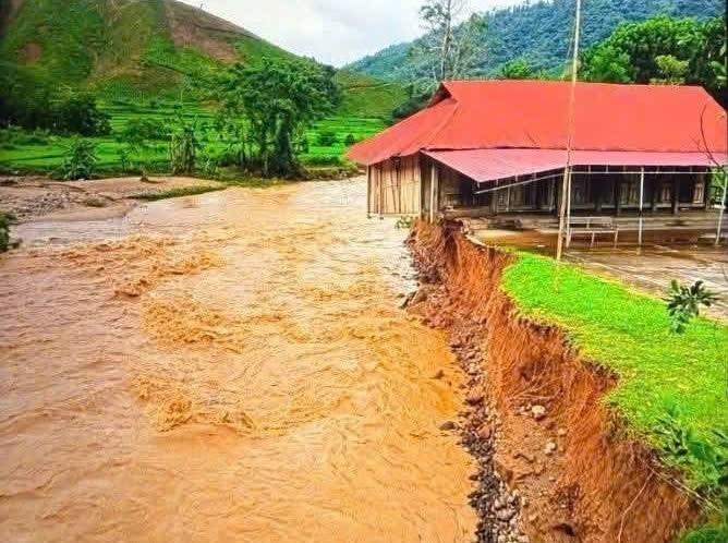 Lũ về kéo theo sạt lở đất đã tàn phá tan hoang nhà cửa của người dân xã Yên Nhân (Thanh Hóa). Ảnh: TTXVN phát mo-duong-1.jpg
