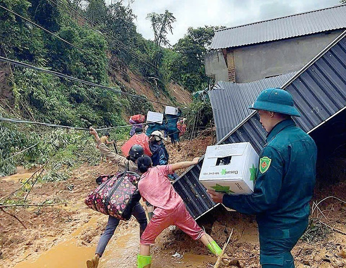 Các lực lượng và người dân cùng chung tay vận chuyển đồ vào điểm cô lập ở xã Yên Nhân. Ảnh: TTXVN phát mo-duong-8.jpg