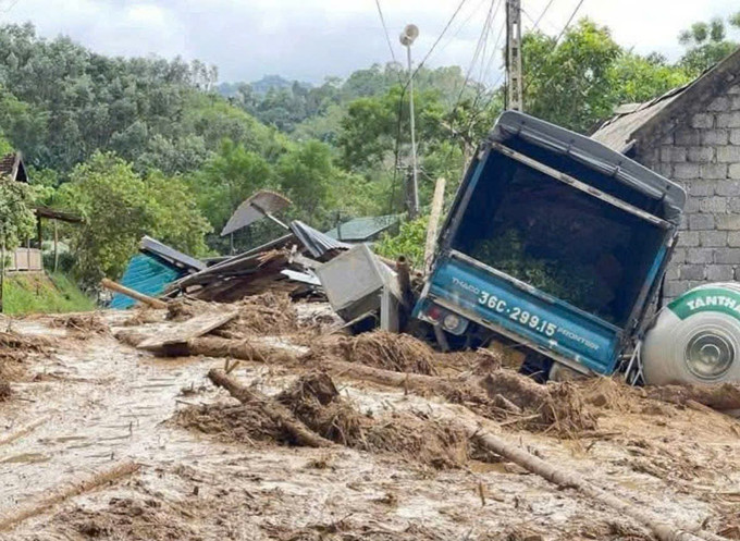 Lũ về kéo theo sạt lở đất đã tàn phá tan hoang nhà cửa của người dân xã Yên Nhân (Thanh Hóa). Ảnh : TTXVN phát mo-duong-3.jpg
