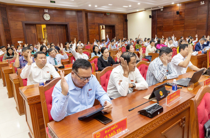 Đại biểu thông qua dự thảo Nghị quyết tại Kỳ họp. hoạch phát triển kinh tế - xã hội, đảm bảo quốc phòng - an ninh của tỉnh Đắk Lắk 6 tháng cuối năm 2025. Theo đó, 6 tháng đầu năm 2025, tình hình kinh tế - xã hội của tỉnh tiếp tục duy trì phát triển, tăng trưởng kinh tế ước đạt 7,1%. Hầu hết các chỉ tiêu đạt mức tăng trưởng khá. Tổng thu ngân sách Nhà nước đạt hơn 8.700 tỷ đồng, tăng 32% so với cùng kỳ năm 2024. Tổng khách du lịch đạt 3,9 triệu lượt người, đạt 61% kế hoạch. Tổng kim ngạch xuất khẩu ước đạt 1.520 triệu USD. Tỉnh có 1.476 doanh nghiệp thành lập mới... Đại biểu thông qua dự thảo Nghị quyết tại Kỳ họp. hoạch phát triển kinh tế - xã hội, đảm bảo quốc phòng - an ninh của tỉnh Đắk Lắk 6 tháng cuối năm 2025. Theo đó, 6 tháng đầu năm 2025, tình hình kinh tế - xã hội của tỉnh tiếp tục duy trì phát triển, tăng trưởng kinh tế ước đạt 7,1%. Hầu hết các chỉ tiêu đạt mức tăng trưởng khá. Tổng thu ngân sách Nhà nước đạt hơn 8.700 tỷ đồng, tăng 32% so với cùng kỳ năm 2024. Tổng khách du lịch đạt 3,9 triệu lượt người, đạt 61% kế hoạch. Tổng kim ngạch xuất khẩu ước đạt 1.520 triệu USD. Tỉnh có 1.476 doanh nghiệp thành lập mới...