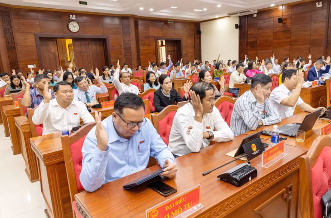 Đại biểu thông qua dự thảo Nghị quyết tại Kỳ họp. hoạch phát triển kinh tế - xã hội, đảm bảo quốc phòng - an ninh của tỉnh Đắk Lắk 6 tháng cuối năm 2025. Theo đó, 6 tháng đầu năm 2025, tình hình kinh tế - xã hội của tỉnh tiếp tục duy trì phát triển, tăng trưởng kinh tế ước đạt 7,1%. Hầu hết các chỉ tiêu đạt mức tăng trưởng khá. Tổng thu ngân sách Nhà nước đạt hơn 8.700 tỷ đồng, tăng 32% so với cùng kỳ năm 2024. Tổng khách du lịch đạt 3,9 triệu lượt người, đạt 61% kế hoạch. Tổng kim ngạch xuất khẩu ước đạt 1.520 triệu USD. Tỉnh có 1.476 doanh nghiệp thành lập mới...