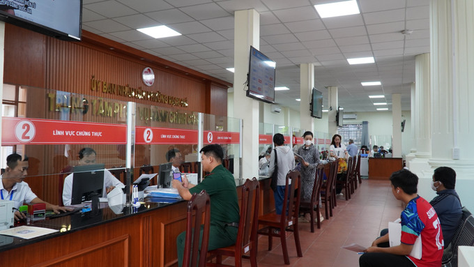 Sáng ngày 1/7, tại Trung tâm phục vụ hành chính công phường Rạch Giá có rất đông người dân đến thực hiện các thủ tục. Ảnh: Văn Sĩ/TTXVN an-giang.jpg