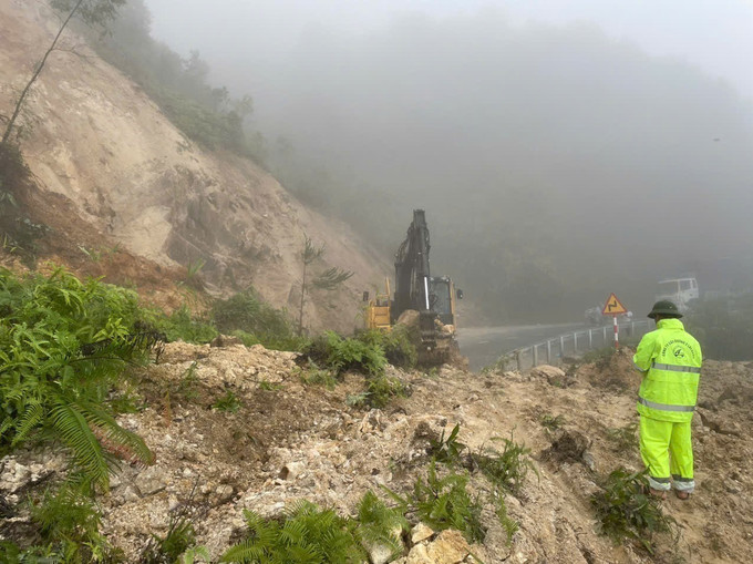 Khối lượng đất đá sạt lở là khoảng 1000m3 tại Km 76+650m trên quốc lộ 4D thuộc xã Sơn Bình, huyện Tam Đường. Ảnh: TTXVN phát Khối lượng đất đá sạt lở là khoảng 1000m3 tại Km 76+650m trên quốc lộ 4D thuộc xã Sơn Bình, huyện Tam Đường. Ảnh: TTXVN phát