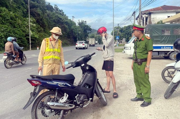Công an xã Đakrông phối hợp với lực lượng Phòng Cảnh sát giao thông để xử lý các hành vi vi phạm an toàn giao thông. Ảnh: TTXVN phát bien-gioi-2.jpg