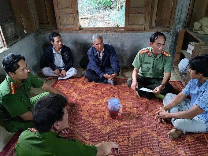 Công an xã Đakrông (Quảng Trị) về tận các thôn bản nắm bắt tâm tư nguyện vọng của nhân dân. Ảnh: TTXVN phát Công an xã Đakrông (Quảng Trị) về tận các thôn bản nắm bắt tâm tư nguyện vọng của nhân dân. Ảnh: TTXVN phát