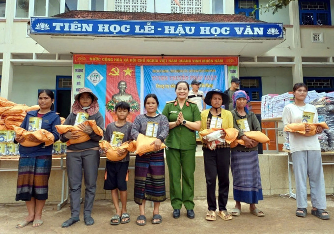 Công an xã Đakrông tặng quà, hỗ trợ sinh kế cho bà con nhân dân địa phương. Ảnh: TTXVN phát Công an xã Đakrông tặng quà, hỗ trợ sinh kế cho bà con nhân dân địa phương. Ảnh: TTXVN phát