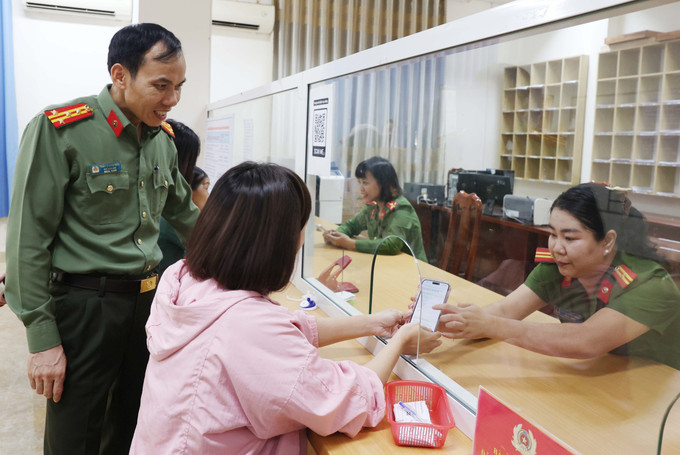 Đại tá Trần Quang Hiếu, Phó Giám đốc Công an tỉnh Đắk Lắk động viên đội hình ra quân và khảo sát việc cung cấp dịch vụ công trực tuyến tại phường Buôn Ma Thuột. Đại tá Trần Quang Hiếu, Phó Giám đốc Công an tỉnh Đắk Lắk động viên đội hình ra quân và khảo sát việc cung cấp dịch vụ công trực tuyến tại phường Buôn Ma Thuột.
