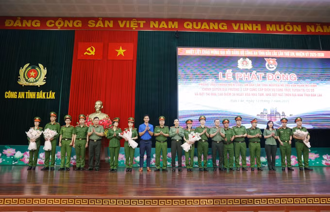 Ra mắt Đội hình tình nguyện hỗ trợ vận hành mô hình chính quyền địa phương 2 cấp của Công an tỉnh Đắk Lắk.