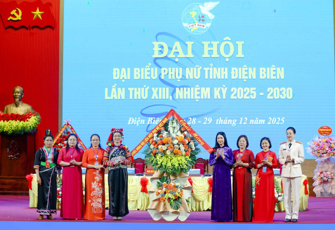 Trung ương Hội Liên hiệp Phụ nữ Việt Nam tặng hoa chúc mừng Đại hội.