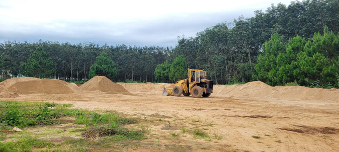 Một điểm tập kết vật liệu xây dựng không có biển hiệu, rào chắn tại xã Chư Păh, tỉnh Gia Lai. Ảnh: Hoài Nam/TTXVN bai-vat-lieu-4.jpg