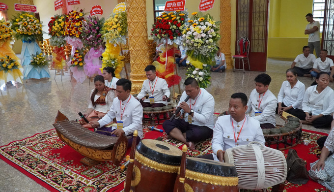 Dàn nhạc Ngũ âm tại chùa Khmer Hòn Đất phục vụ đời sống tinh thần đồng bào Khmer địa phương. Dàn nhạc Ngũ âm tại chùa Khmer Hòn Đất phục vụ đời sống tinh thần đồng bào Khmer địa phương.