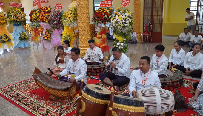 Dàn nhạc Ngũ âm tại chùa Khmer Hòn Đất phục vụ đời sống tinh thần đồng bào Khmer địa phương.
