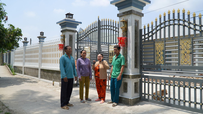 Nông dân Khmer sản xuất kinh doanh giỏi Danh Bạch (bên phải), xã Thủy Liễu, huyện Gò Quao chia sẻ kinh nghiệm phát triển kinh tế gia đình. potal-doi-song-cua-dong-bao-khmer-tinh-kien-giang-ngay-duoc-nang-cao-7971084-1.jpg