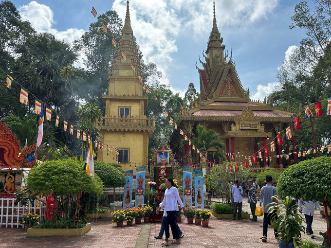 Phật tử đến chùa Khmer Cà Nhung, xã Định An (Gò Quao, Kiên Giang) dịp Tết cổ truyền Chôl Chnăm Thmây 2025. Phật tử đến chùa Khmer Cà Nhung, xã Định An (Gò Quao, Kiên Giang) dịp Tết cổ truyền Chôl Chnăm Thmây 2025.