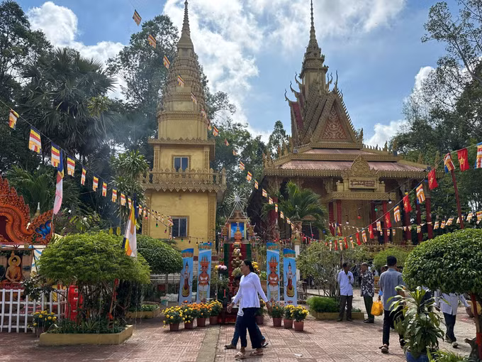 Phật tử đến chùa Khmer Cà Nhung, xã Định An (Gò Quao, Kiên Giang) dịp Tết cổ truyền Chôl Chnăm Thmây 2025.