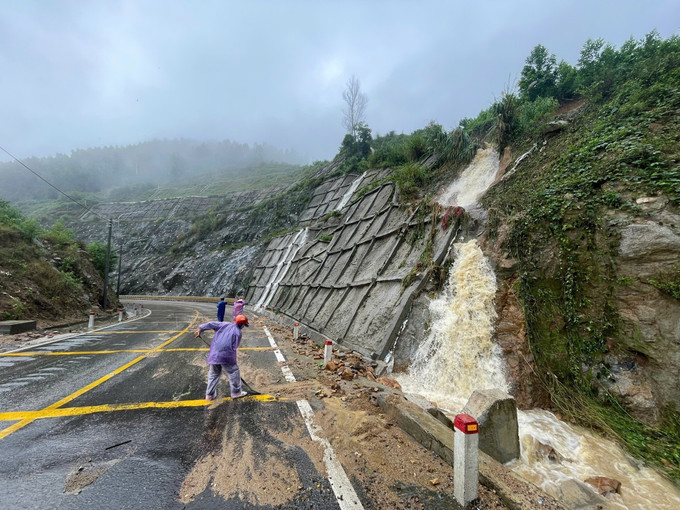 Mưa bão trong mấy ngày qua đã làm taluy dương đèo An Khê sạt lở, gây nguy hiểm cho người tham gia giao thông. Ảnh: Sỹ Thắng/TTXVN