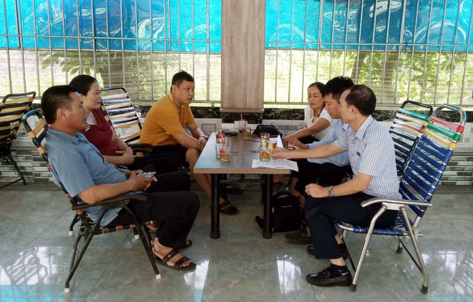 Phóng viên TTXVN làm việc với các giáo viên huyện Kỳ Anh, Hà Tĩnh. Ảnh: TTXVN phát giao-vien-1.jpg