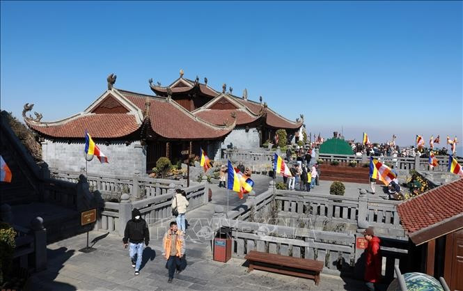 Đông đảo du khách trong nước, quốc tế tham quan, chiêm bái khu du lịch tâm linh trên đỉnh Fansipan. Ảnh: Quốc Khánh/TTXVN lao-cai-1.jpg