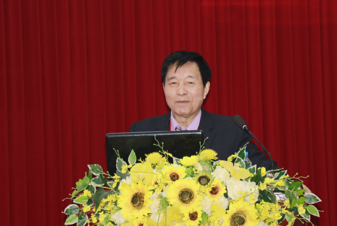 Bác cáo viên phổ biến nội dung Luật Hôn nhân và Gia đình tại hội nghị.