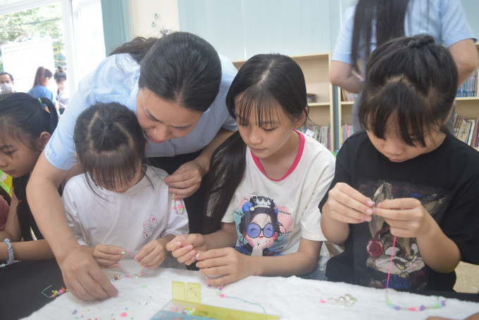 Trẻ em tham gia hoạt động Stem làm vòng tay. Trẻ em tham gia hoạt động Stem làm vòng tay.