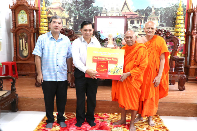 Lãnh đạo Tỉnh ủy Vĩnh Long tặng quà chức sắc chùa Âng, phường Trà Vinh.