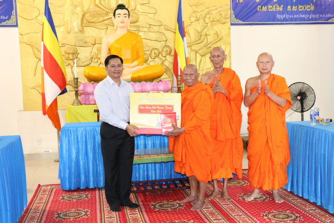 Lãnh đạo Tỉnh ủy Vĩnh Long tặng quà Hội Đoàn kết Sư sãi yêu nước tỉnh Vĩnh Long.