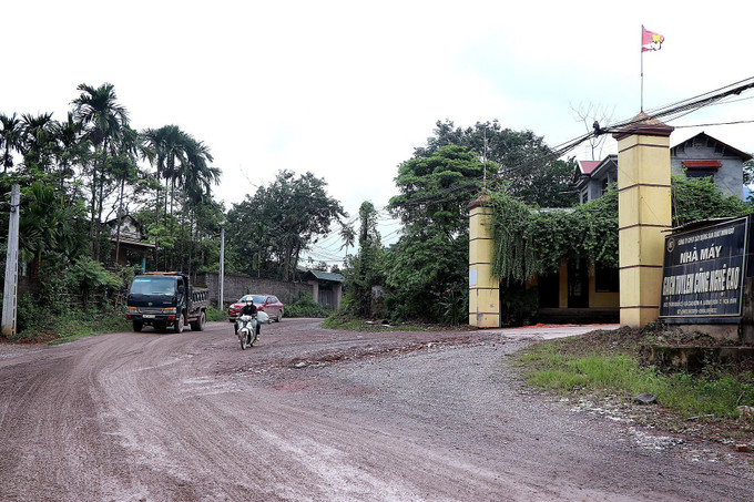 Các xưởng sản xuất gạch dọc tuyến đường liên xã Phú Thọ tiềm ẩn nhiều nguy cơ về môi trường.