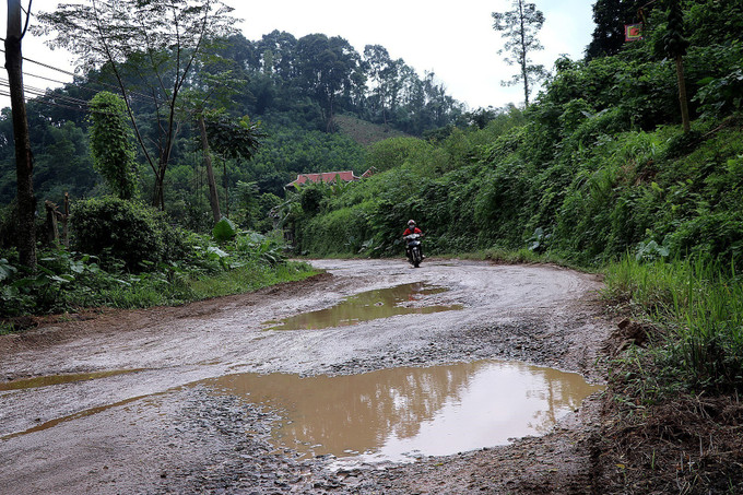 Nhiều &quot;ổ voi&quot;, &quot;ổ gà&quot; xuất hiện trên tuyến đường.