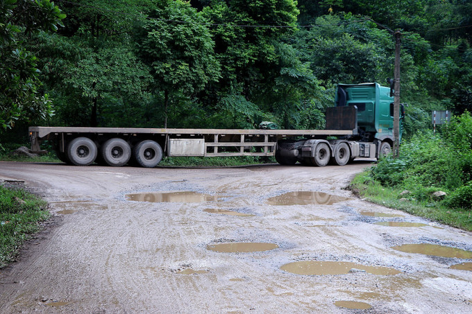&quot;Ổ voi&quot;, &quot;ổ gà&quot; xuất hiện dày đặc trên mặt đường.