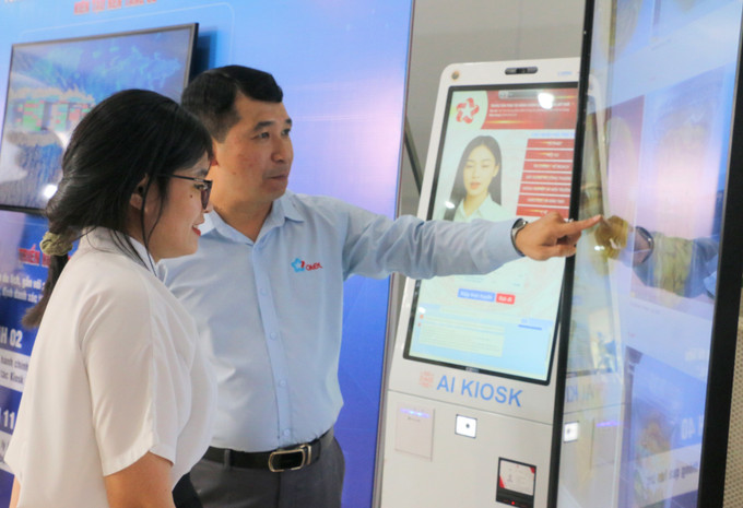 Người dân phường Long Xuyên trải nghiệm các tiện ích khi thực hiện các thủ tục hành chính trên môi trường số. Người dân phường Long Xuyên trải nghiệm các tiện ích khi thực hiện các thủ tục hành chính trên môi trường số.