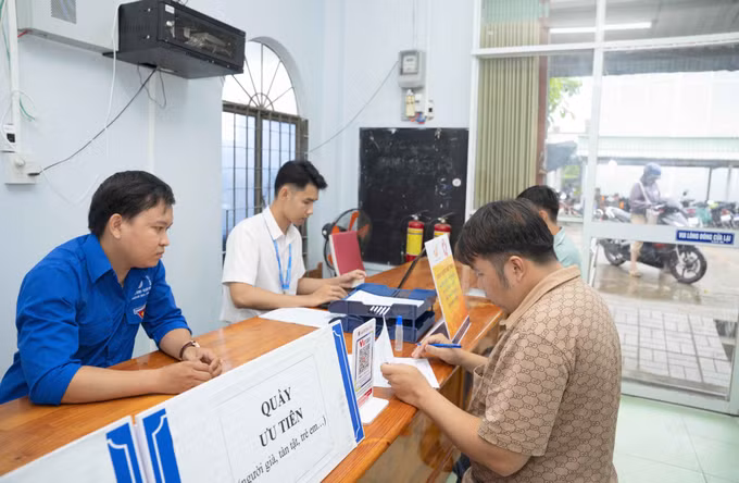 Người dân làm thủ tục hành chính tại Trung tâm Phục vụ hành chính công của phường Tân Châu, tỉnh An Giang.