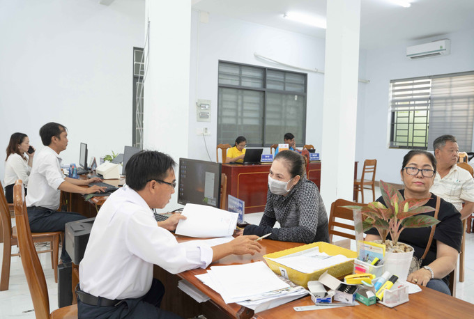 Người dân làm thủ tục hành chính tại Trung tâm Phục vụ hành chính công của phường Tân Châu, tỉnh An Giang. chinh-quyen-1.jpg
