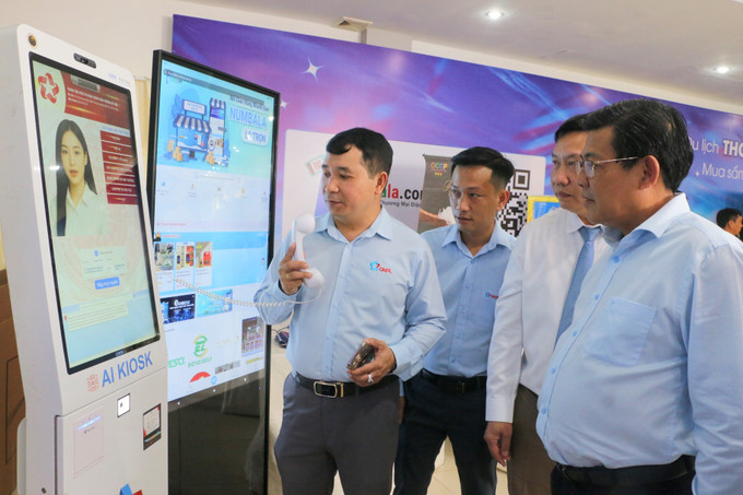 Phó Chủ tịch UBND tỉnh An Giang Ngô Công Thức (phải) cùng đoàn công tác kiểm tra các tính năng hỗ trợ của ki-ốt thông minh hỗ trợ người dân làm thủ tục hành chính. Phó Chủ tịch UBND tỉnh An Giang Ngô Công Thức (phải) cùng đoàn công tác kiểm tra các tính năng hỗ trợ của ki-ốt thông minh hỗ trợ người dân làm thủ tục hành chính.