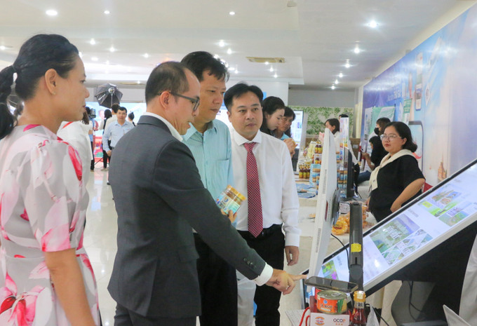 Đại biểu tham quan, trải nghiệm mua các sản phẩm OCOP của tỉnh An Giang trên sàn thương mại điện tử. chinh-quyen-3.jpg