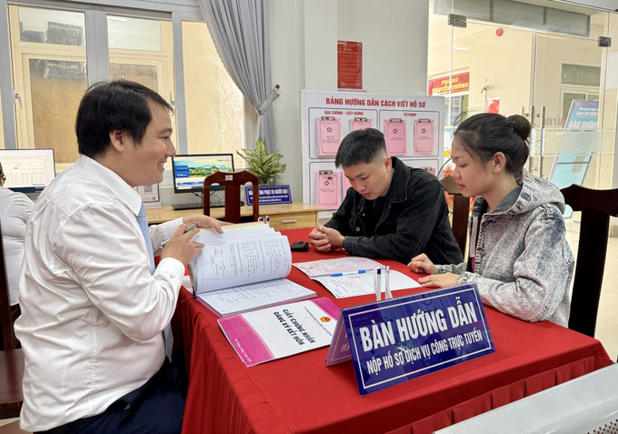 Người dân được cán bộ phường Tân Phong tận tình hỗ trợ giải quyết thủ tục hành chính. Ảnh tư liệu: Lê Xuân/TTXVN dong-nai.jpg