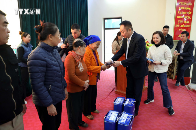 Chánh Văn phòng TTXVN Ngô Thanh Sơn tặng quà Tết cho các gia đình có hoàn cảnh khó khăn trên địa bàn xã Tân Trào, tỉnh Tuyên Quang.