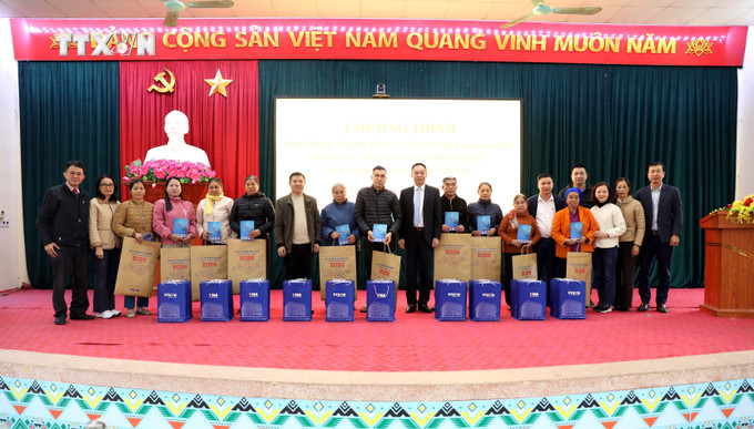 Đoàn công tác của TTXVN tặng quà cho các gia đình có hoàn cảnh khó khăn trên địa bàn xã Tân Trào.