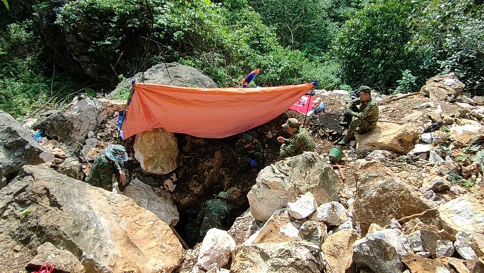 Đội tìm kiếm, quy tập hài tỉnh Hà Giang đã phát hiện và cất bốc được 4 bộ hài cốt liệt sĩ. Ảnh: TTXVN phát Đội tìm kiếm, quy tập hài tỉnh Hà Giang đã phát hiện và cất bốc được 4 bộ hài cốt liệt sĩ. Ảnh: TTXVN phát
