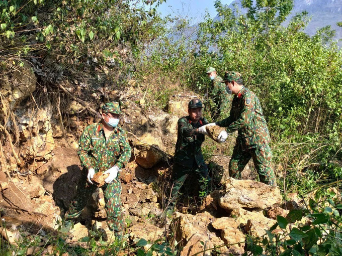 Đội tìm kiếm, quy tập hài tỉnh Hà Giang đã không quản ngại hiểm trở núi rừng, thời tiết khắc nghiệt, kiên trì bám trụ nhiều ngày tại Điểm cao 211 phát hiện và cất bốc được 4 bộ hài cốt liệt sĩ. Ảnh: TTXVN phát Đội tìm kiếm, quy tập hài tỉnh Hà Giang đã không quản ngại hiểm trở núi rừng, thời tiết khắc nghiệt, kiên trì bám trụ nhiều ngày tại Điểm cao 211 phát hiện và cất bốc được 4 bộ hài cốt liệt sĩ. Ảnh: TTXVN phát
