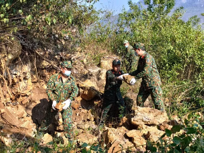 Đội tìm kiếm, quy tập hài tỉnh Hà Giang đã không quản ngại hiểm trở núi rừng, thời tiết khắc nghiệt, kiên trì bám trụ nhiều ngày tại Điểm cao 211 phát hiện và cất bốc được 4 bộ hài cốt liệt sĩ. Ảnh: TTXVN phát