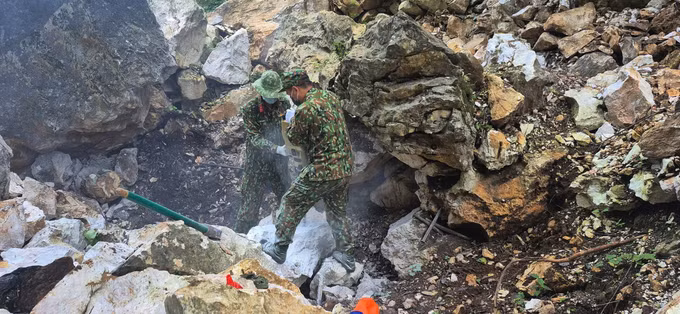 Đội tìm kiếm, quy tập hài tỉnh Hà Giang đã phát hiện và cất bốc được 4 bộ hài cốt liệt sĩ. Ảnh: TTXVN phát